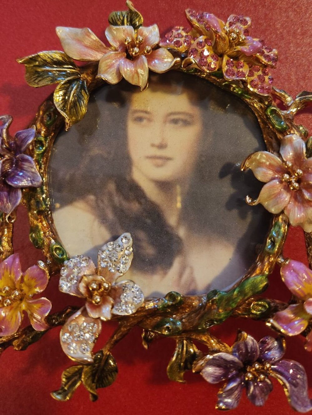 Beautiful small enameled and gold tone round picture frame